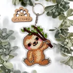 Брелок для вишивки хрестиком на пластиковій канві "Лінивець", VPC_009