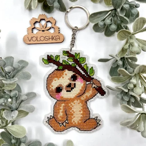 Брелок для вишивки хрестиком на пластиковій канві "Лінивець", VPC_009