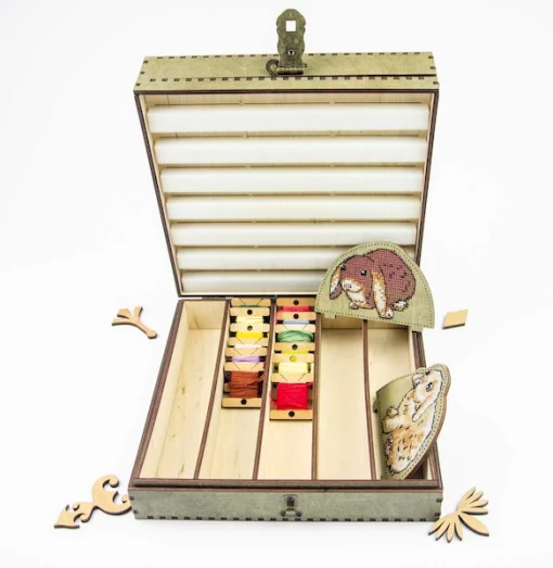 Органайзер-парковка з кришкою ТМ Embroidery Craft Органайзер під процес 23х23 210 отворів карпатська ялинка OG-065