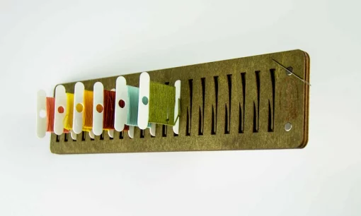 Підставка для бобін (шпуль) ТМ Embroidery Craft з магнітом для голок 20 прорізів. Прорізи з фіксатором 6*24 карпатська ялинка PB-004k