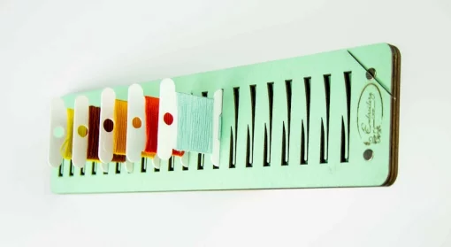 Підставка для бобін (шпуль) ТМ Embroidery Craft з магнітом для голок 20 прорізів. Прорізи з фіксатором 6*24 бірюзовий PB-004b