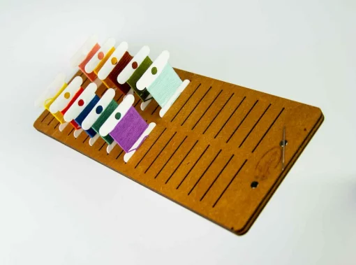 Підставка для бобін (шпуль) ТМ Embroidery Craft з магнітом для голок 40 прорізів 9.6*24 волоський горіх PB-005g