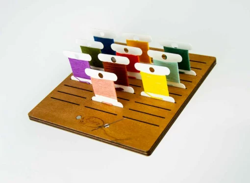 Підставка для бобін (шпуль) ТМ Embroidery Craft з магнітом для голок 30 прорізів 14*14 волоський горіх PB-007g