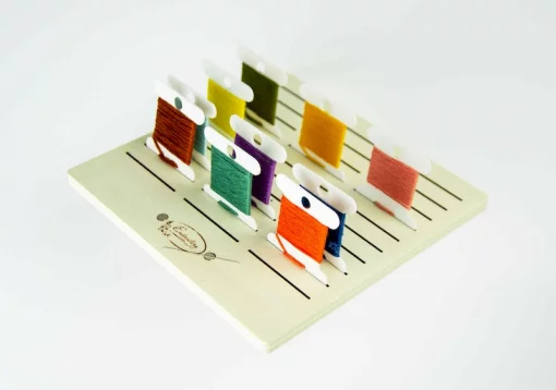 Підставка для бобін (шпуль) ТМ Embroidery Craft з магнітом для голок 30 прорізів 14*14 слонов кістка PB-007s