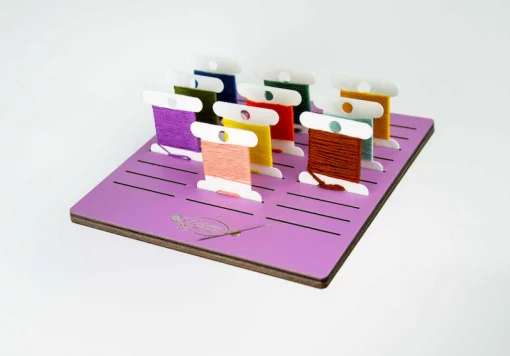 Підставка для бобін (шпуль) ТМ Embroidery Craft з магнітом для голок 30 прорізів 14*14 лаванда PB-007l