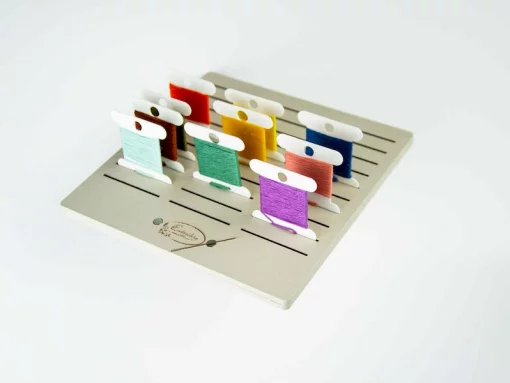 Підставка для бобін (шпуль) ТМ Embroidery Craft з магнітом для голок 30 прорізів 14*14 кава з молоком PB-007m