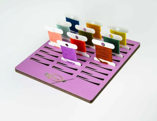 Підставка для бобін (шпуль) ТМ Embroidery Craft з магнітом для голок 30 прорізів. Прорізи з фіксатором 14*14 лаванда PB-008l