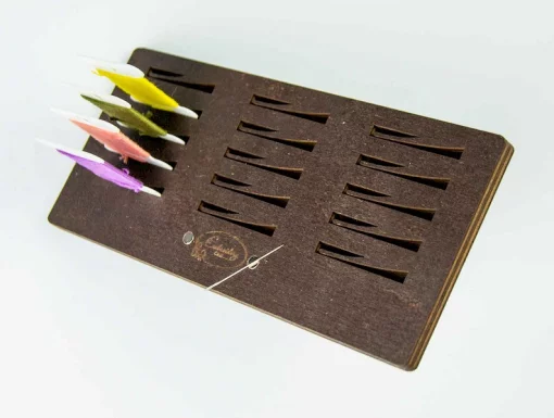 Підставка для бобін (шпуль) ТМ Embroidery Craft з магнітом для голок 15 прорізів. Прорізи з фіксатором 18*8 венге PB-010v